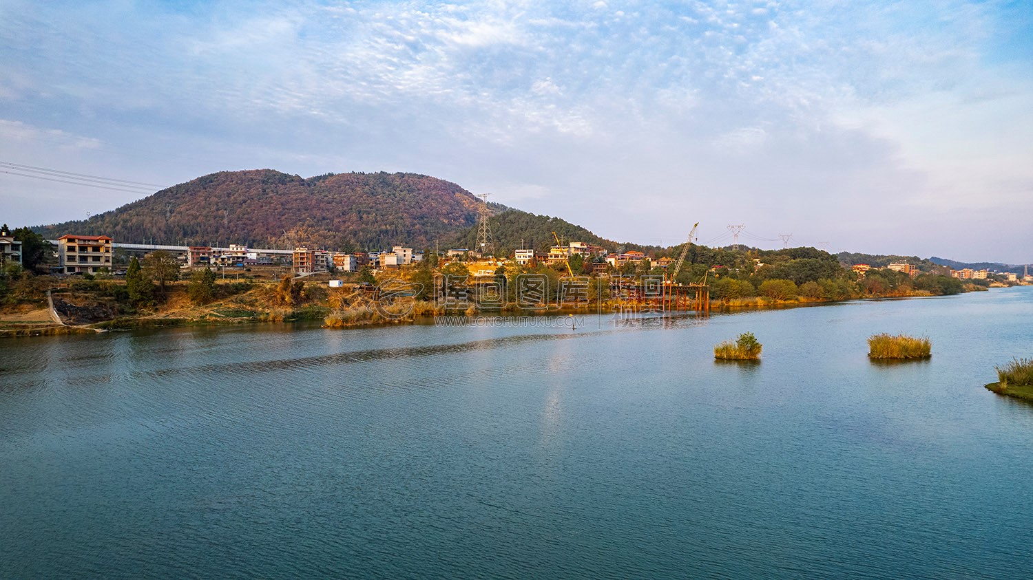 赧水河里的一叶孤舟