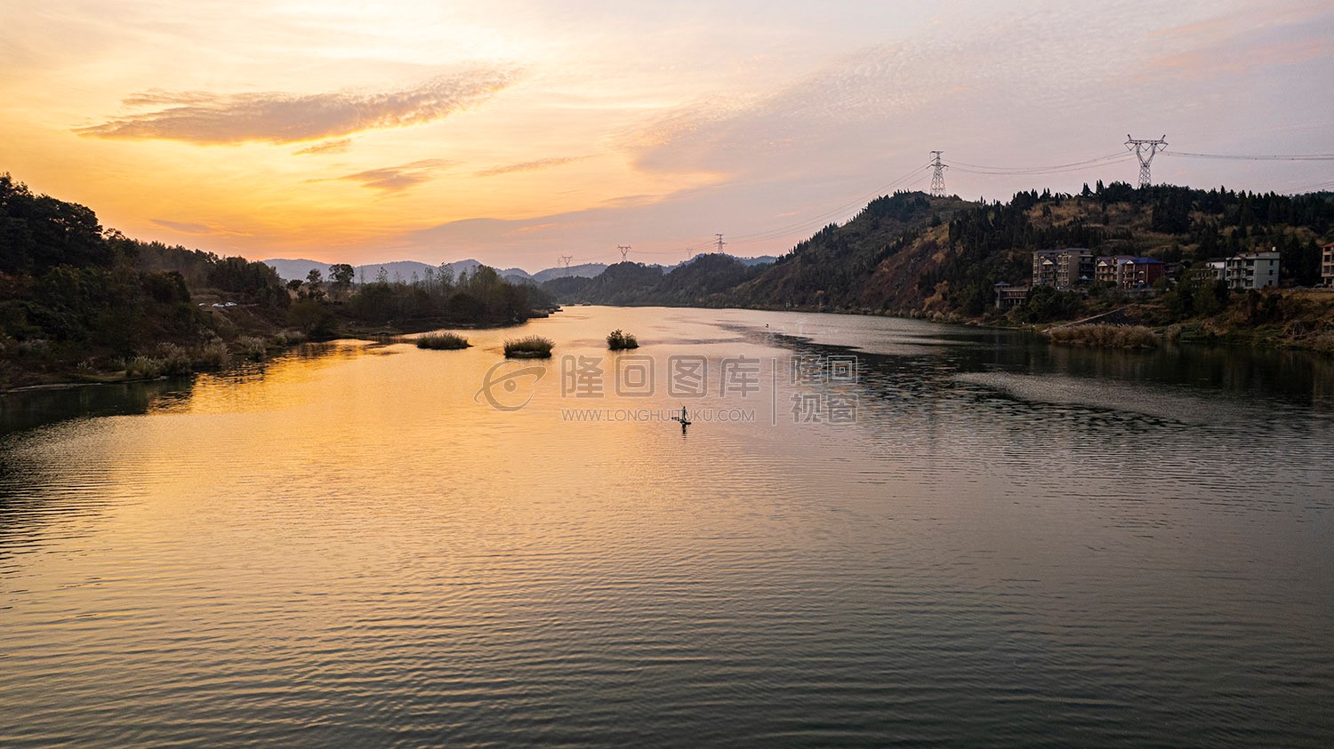赧水河里的一叶孤舟
