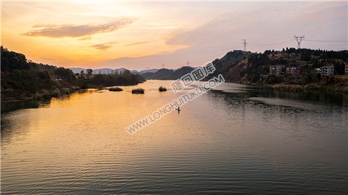 赧水河里的一叶孤舟