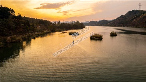 赧水河里的一叶孤舟