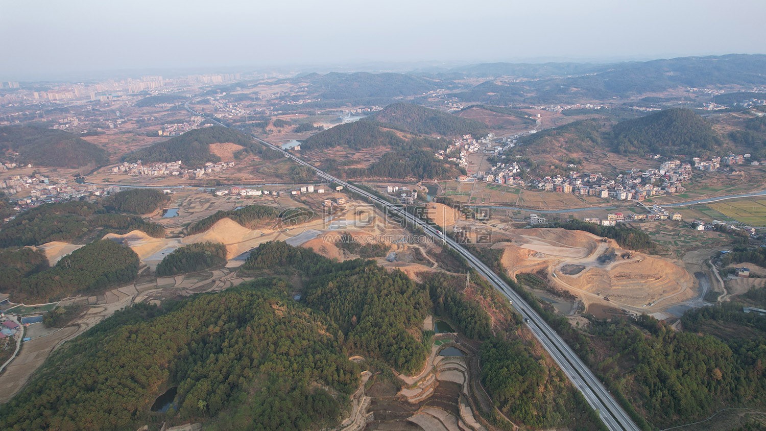 新新高速屋主塘枢纽，建设中