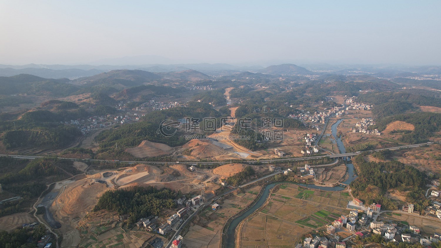 新新高速屋主塘枢纽，建设中