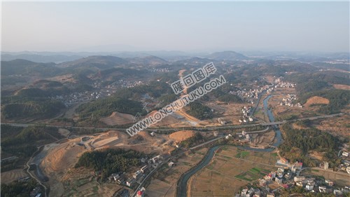 新新高速屋主塘枢纽，建设中