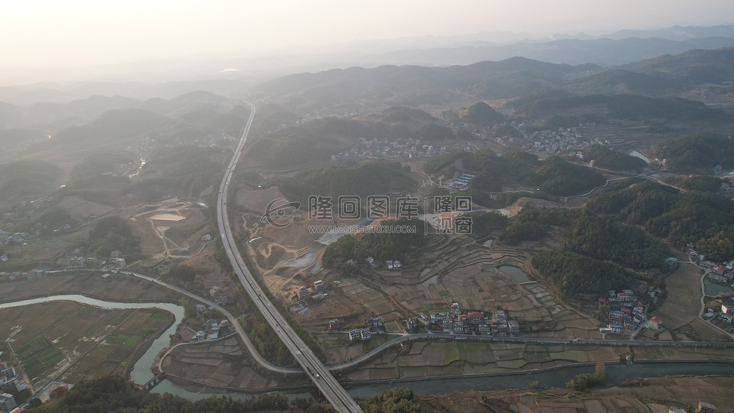 新新高速屋主塘枢纽，建设中