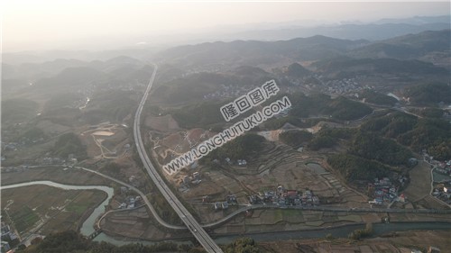 新新高速屋主塘枢纽，建设中