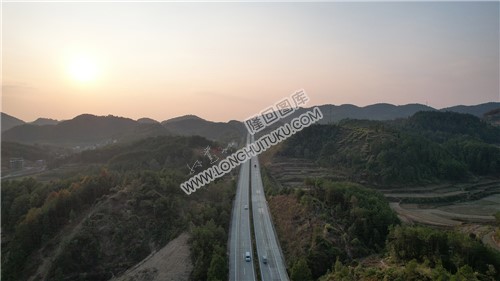 新新高速屋主塘枢纽，建设中