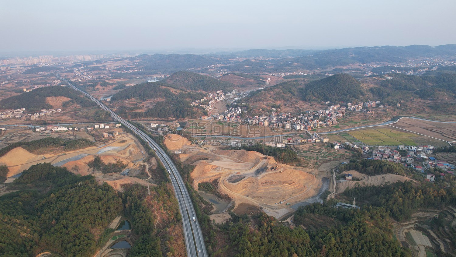 新新高速屋主塘枢纽，建设中
