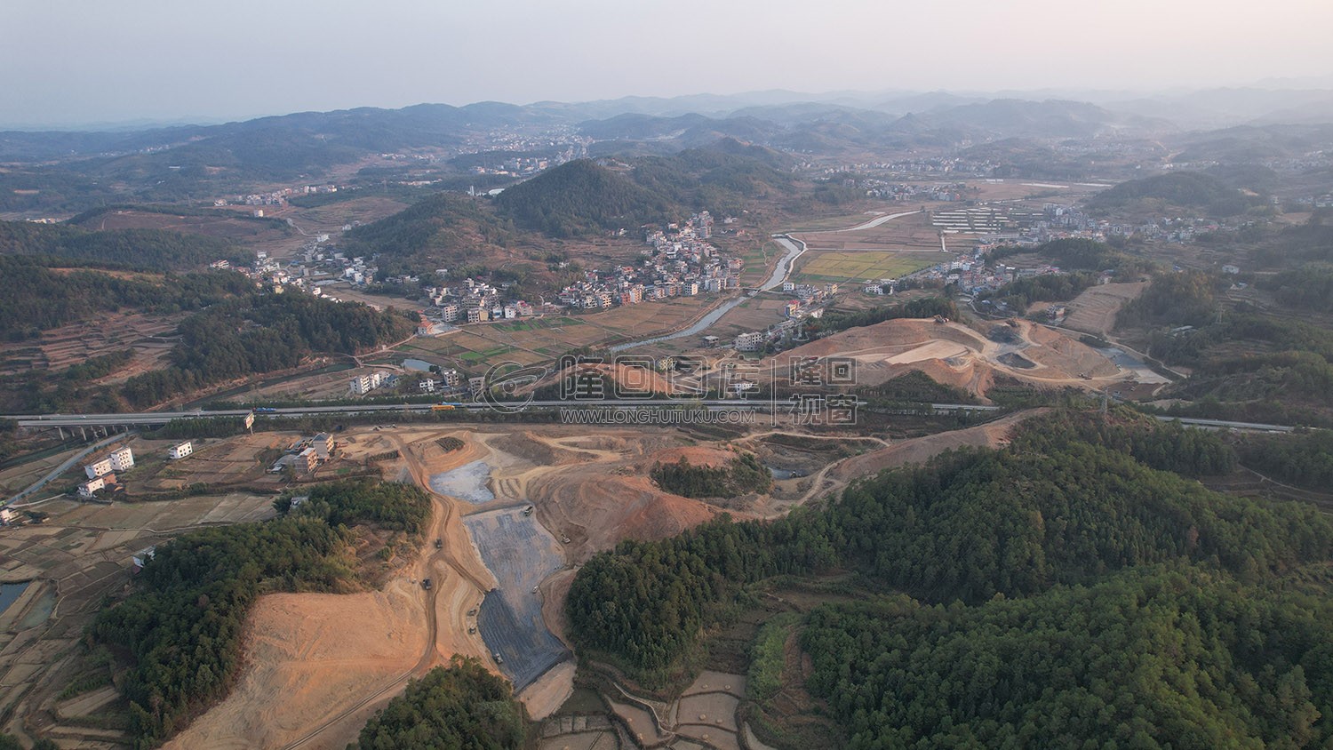 新新高速屋主塘枢纽，建设中