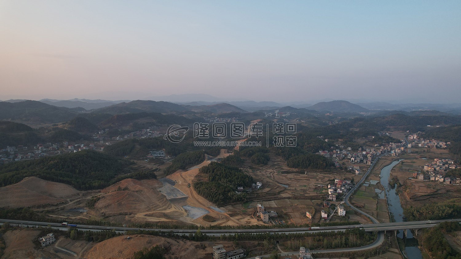 新新高速屋主塘枢纽，建设中