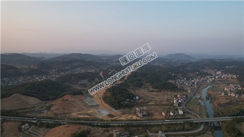 新新高速屋主塘枢纽，建设中