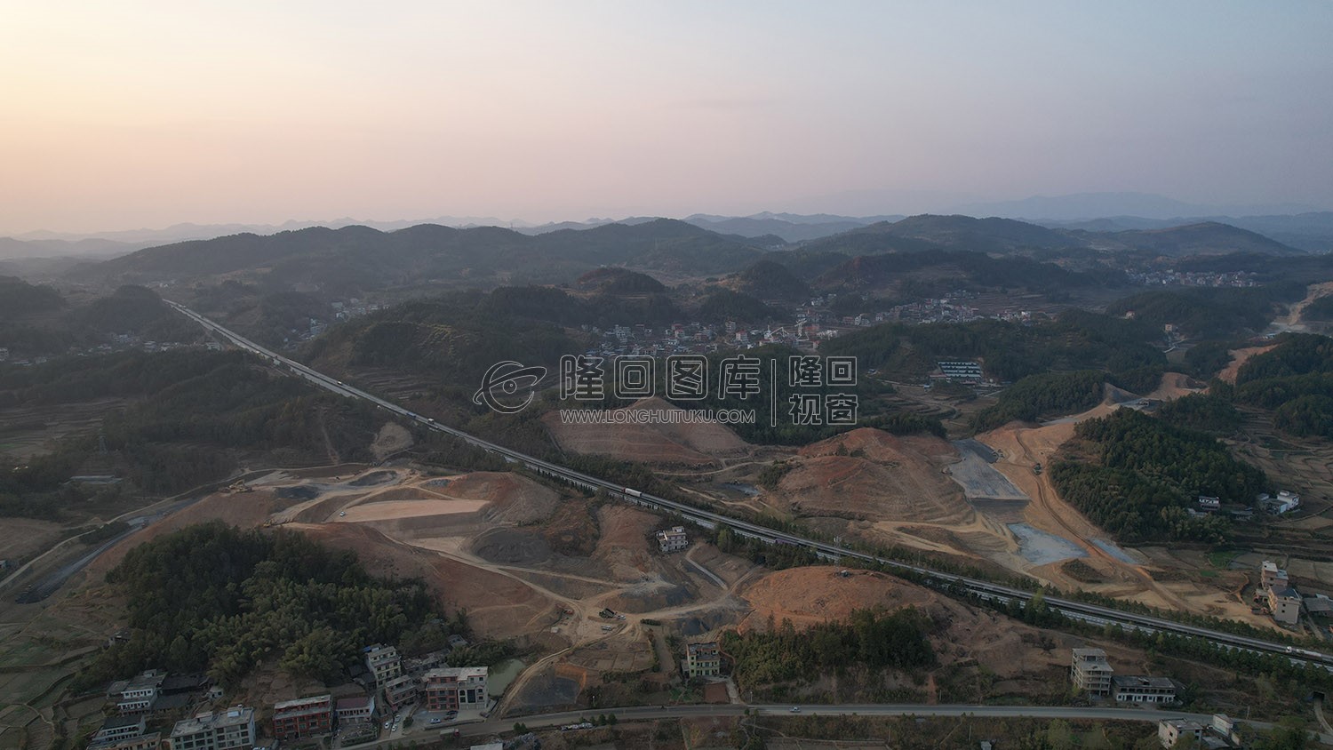 新新高速屋主塘枢纽，建设中