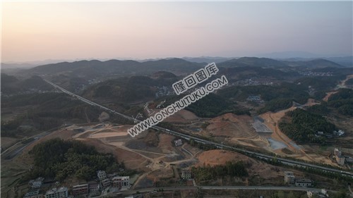 新新高速屋主塘枢纽，建设中