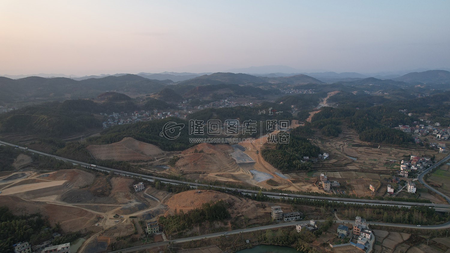 新新高速屋主塘枢纽，建设中