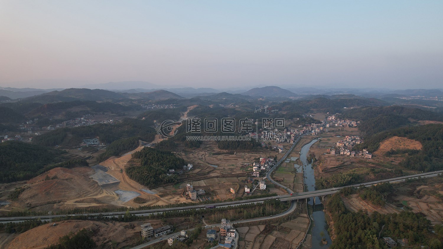 新新高速屋主塘枢纽，建设中