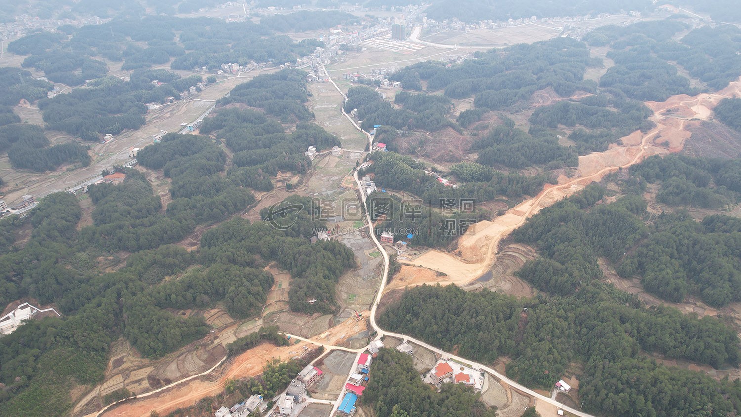 新新高速羊古坳互通出口，建设中