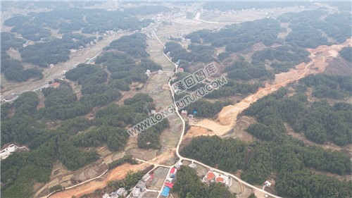 新新高速羊古坳互通出口，建设中