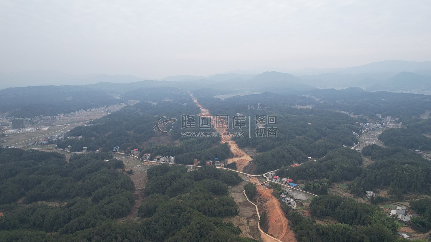 新新高速羊古坳互通出口，建设中