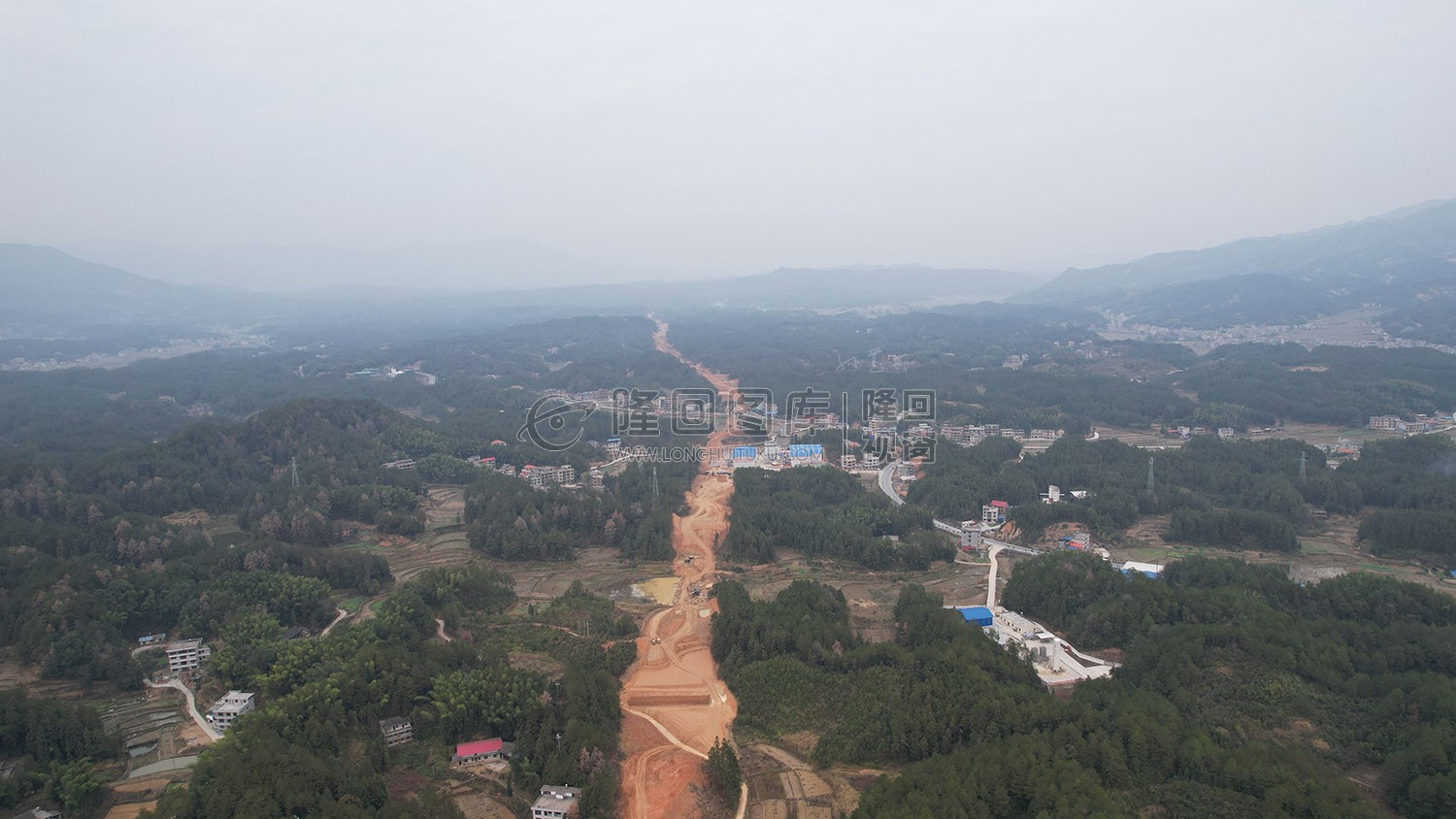 新新高速羊古坳互通出口，建设中