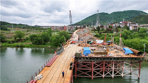 赧水特大桥施工桥将完成跨河，火热施工中