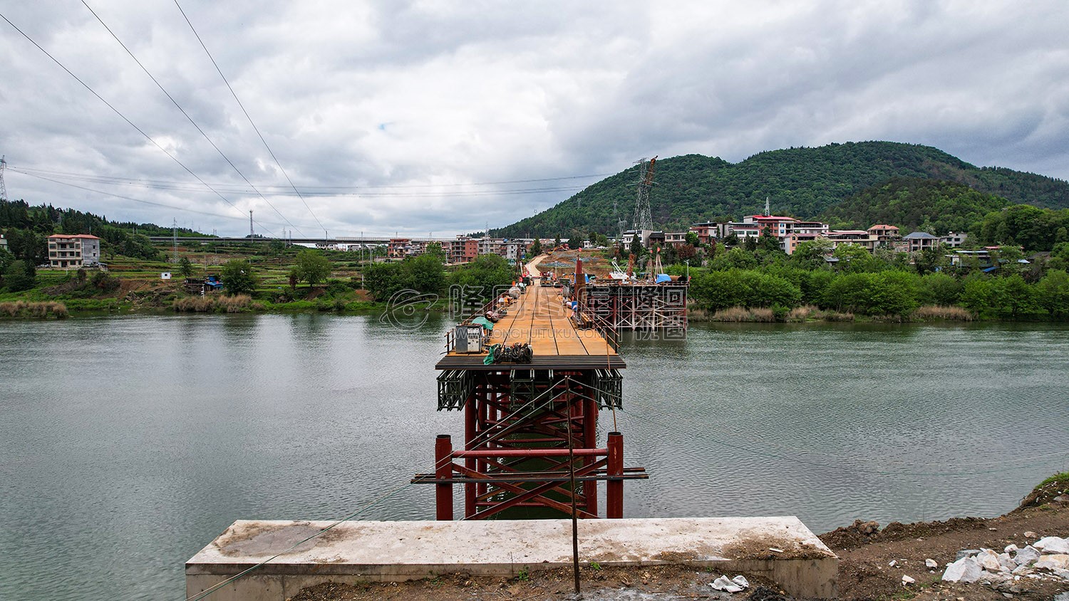 赧水特大桥施工桥将完成跨河，火热施工中