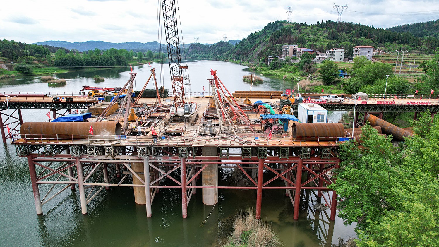 赧水特大桥施工桥将完成跨河，火热施工中