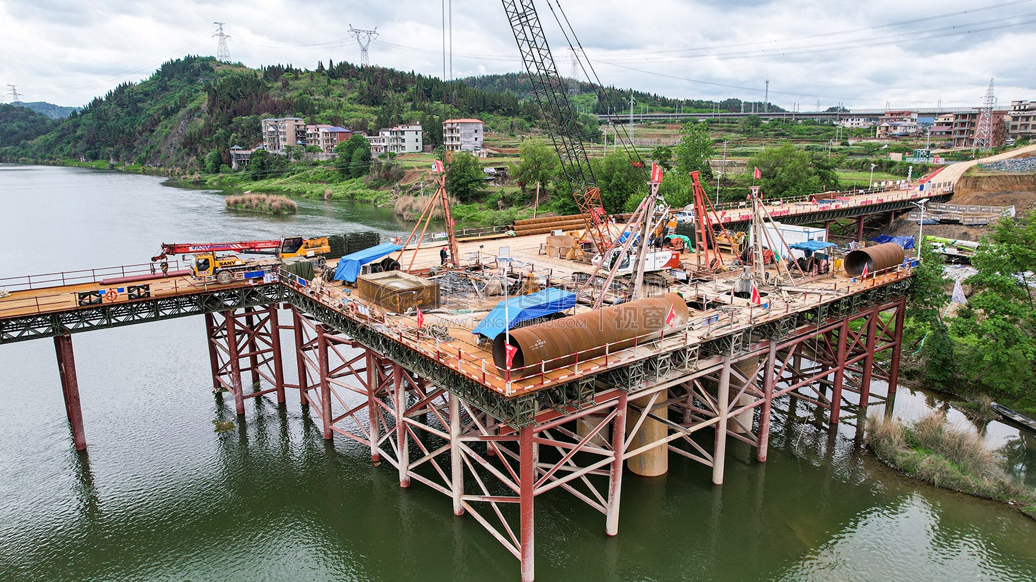 赧水特大桥施工桥将完成跨河，火热施工中