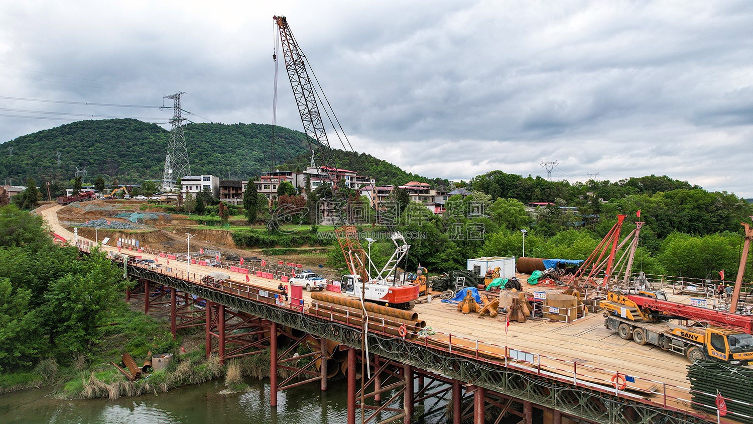 赧水特大桥施工桥将完成跨河，火热施工中