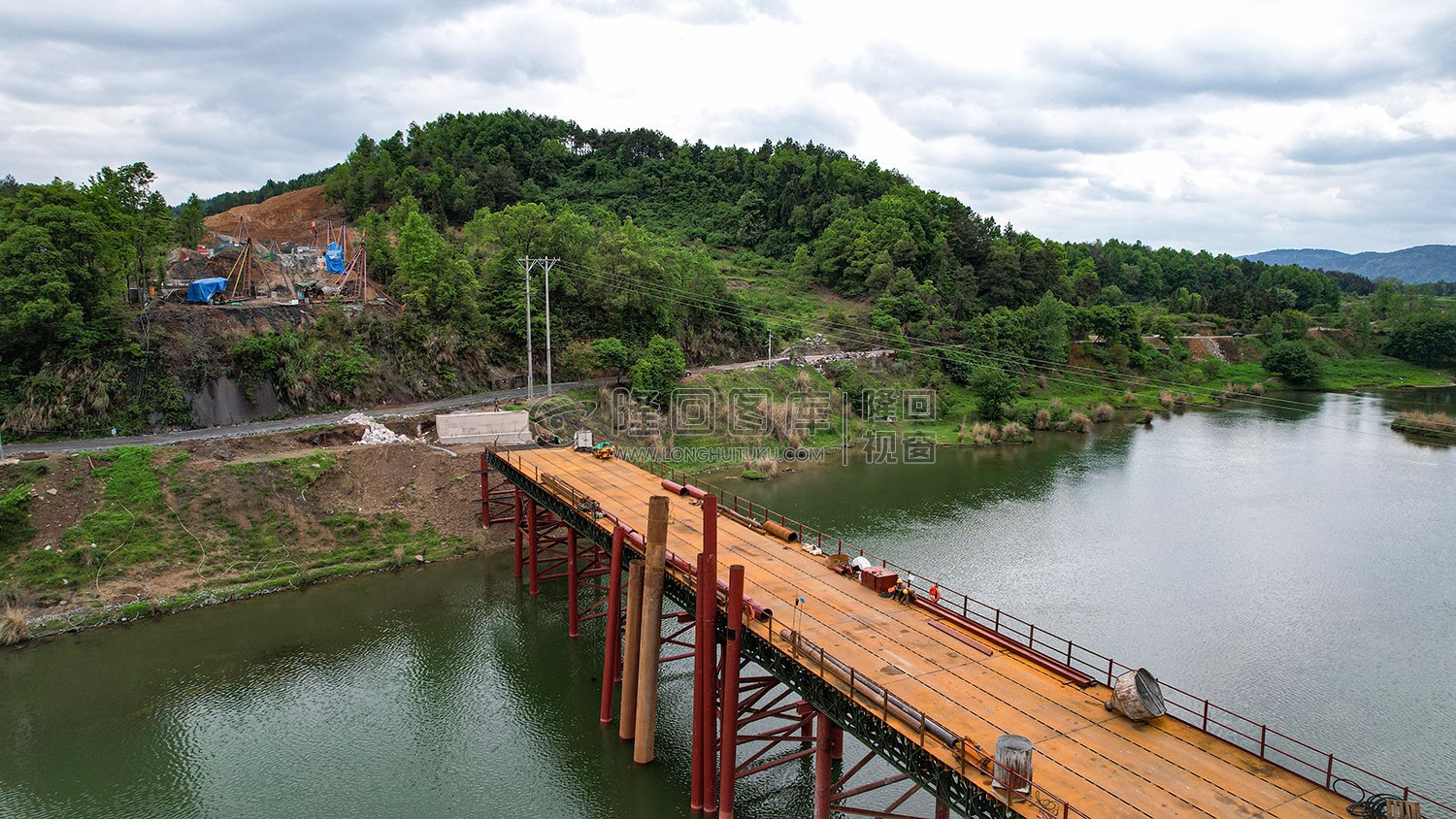 赧水特大桥施工桥将完成跨河，火热施工中