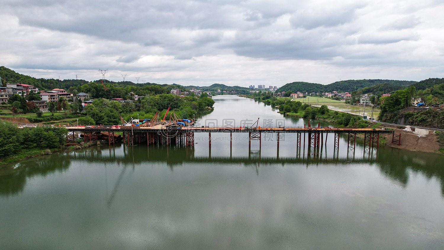 赧水特大桥施工桥将完成跨河，火热施工中