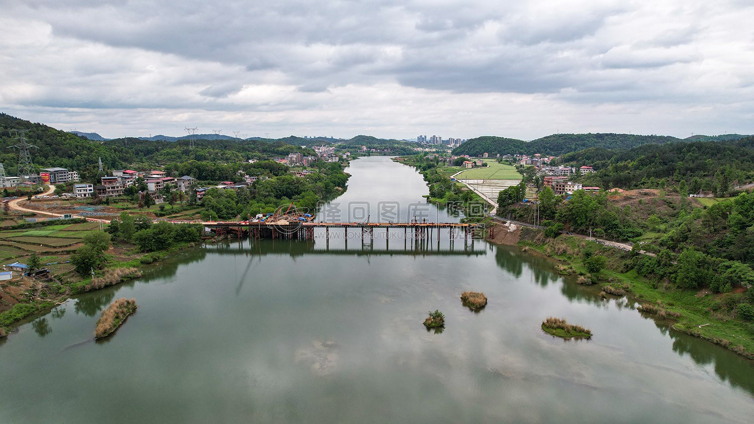 赧水特大桥施工桥将完成跨河，火热施工中