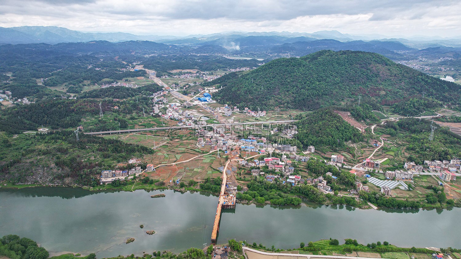 赧水特大桥施工桥将完成跨河，火热施工中