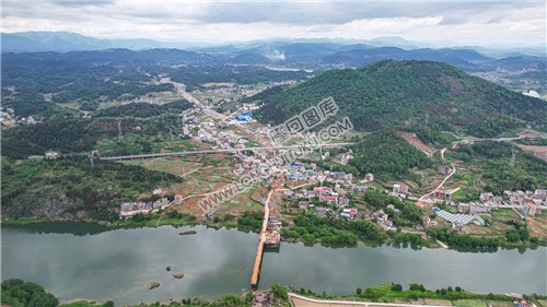 赧水特大桥施工桥将完成跨河，火热施工中