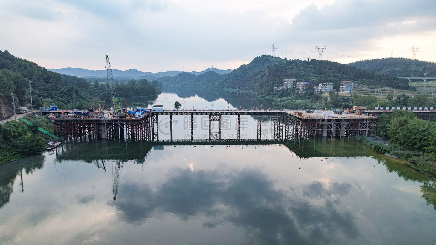 赧水特大桥施工桥梁已开通，火热施工中