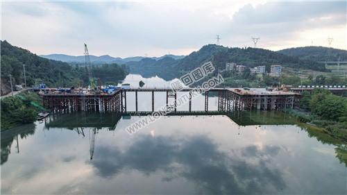 赧水特大桥施工桥梁已开通，火热施工中