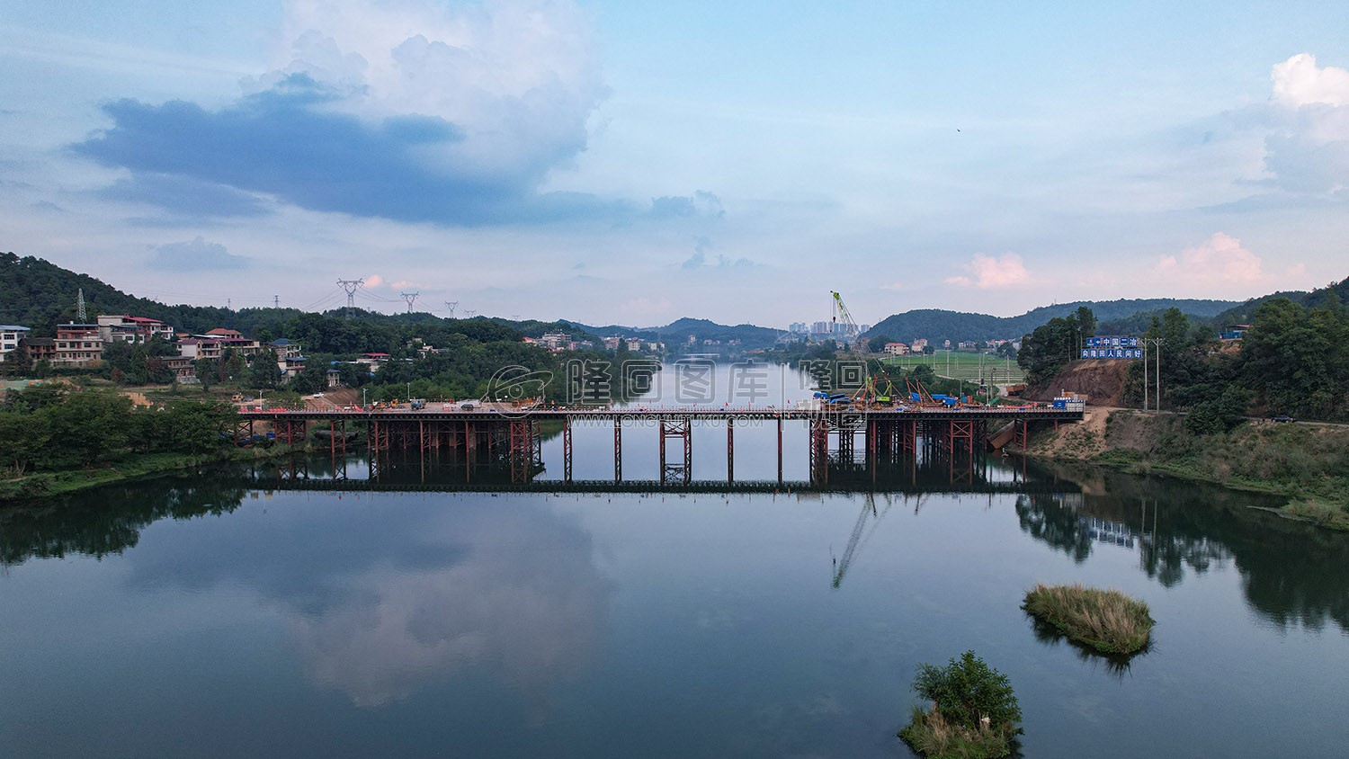 赧水特大桥施工桥梁已开通，火热施工中