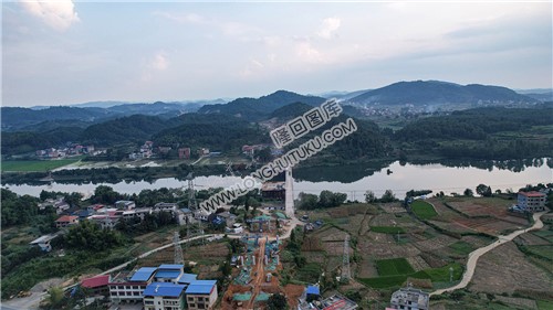 赧水特大桥施工桥梁已开通，火热施工中