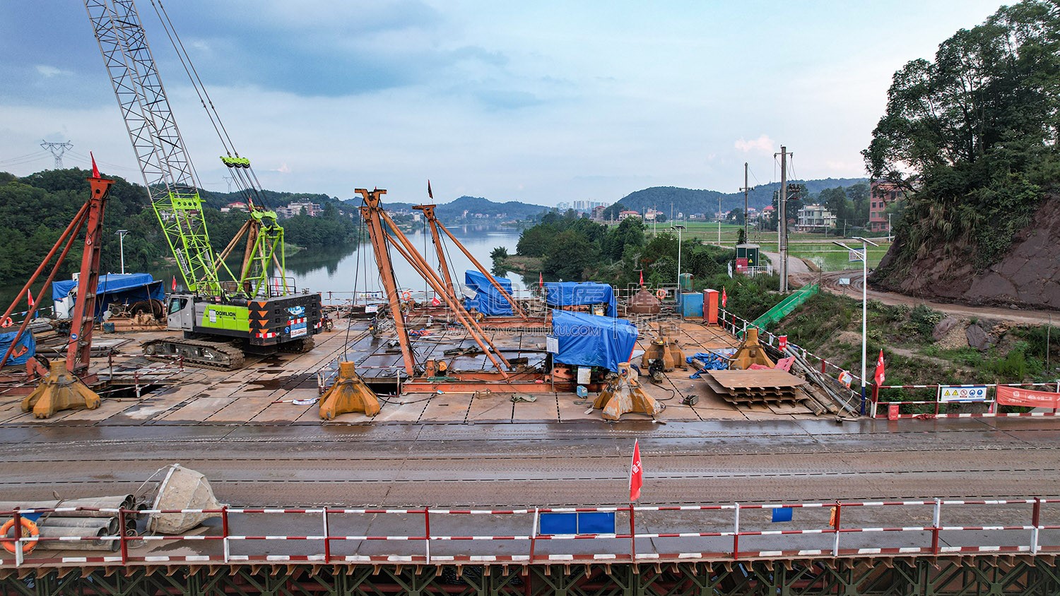 赧水特大桥施工桥梁已开通，火热施工中