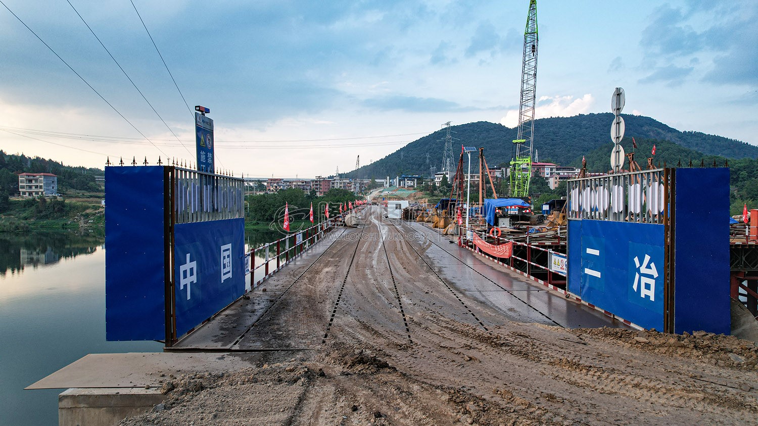 赧水特大桥施工桥梁已开通，火热施工中