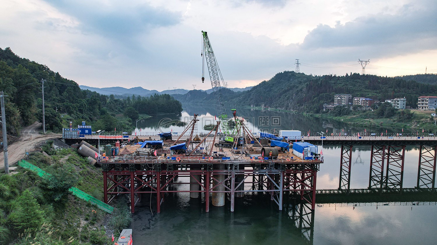 赧水特大桥施工桥梁已开通，火热施工中