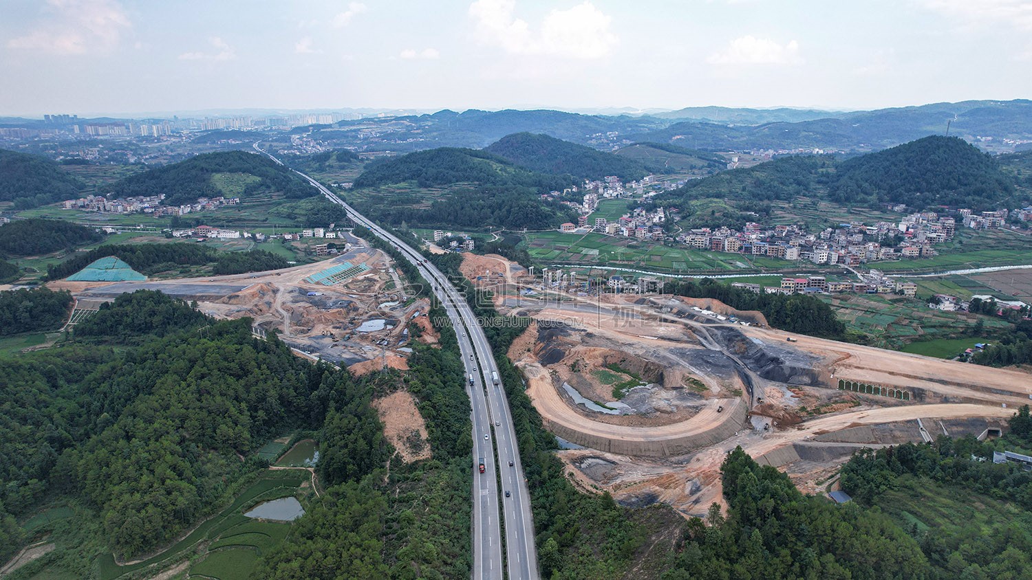 屋主塘枢纽，山体开挖完成