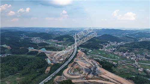 屋主塘枢纽，山体开挖完成