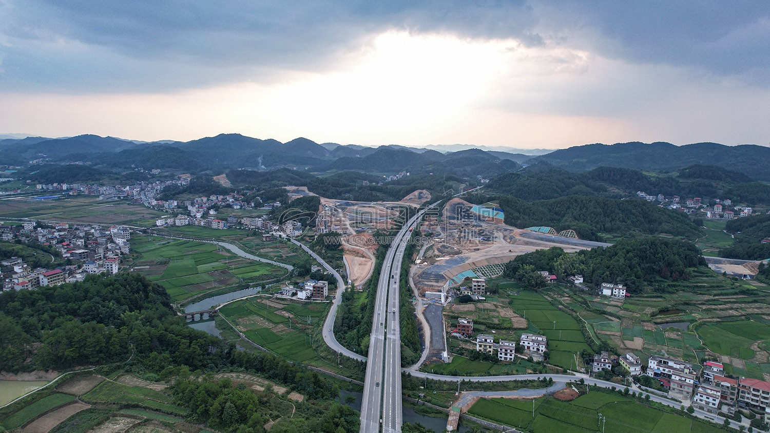 屋主塘枢纽，山体开挖完成