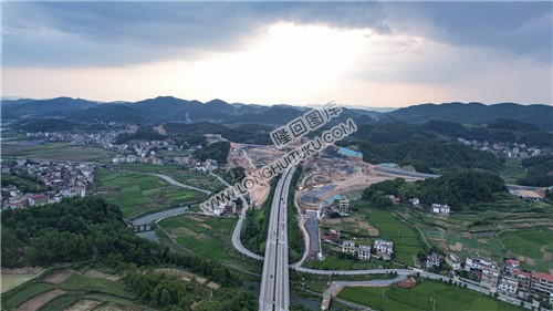 屋主塘枢纽，山体开挖完成