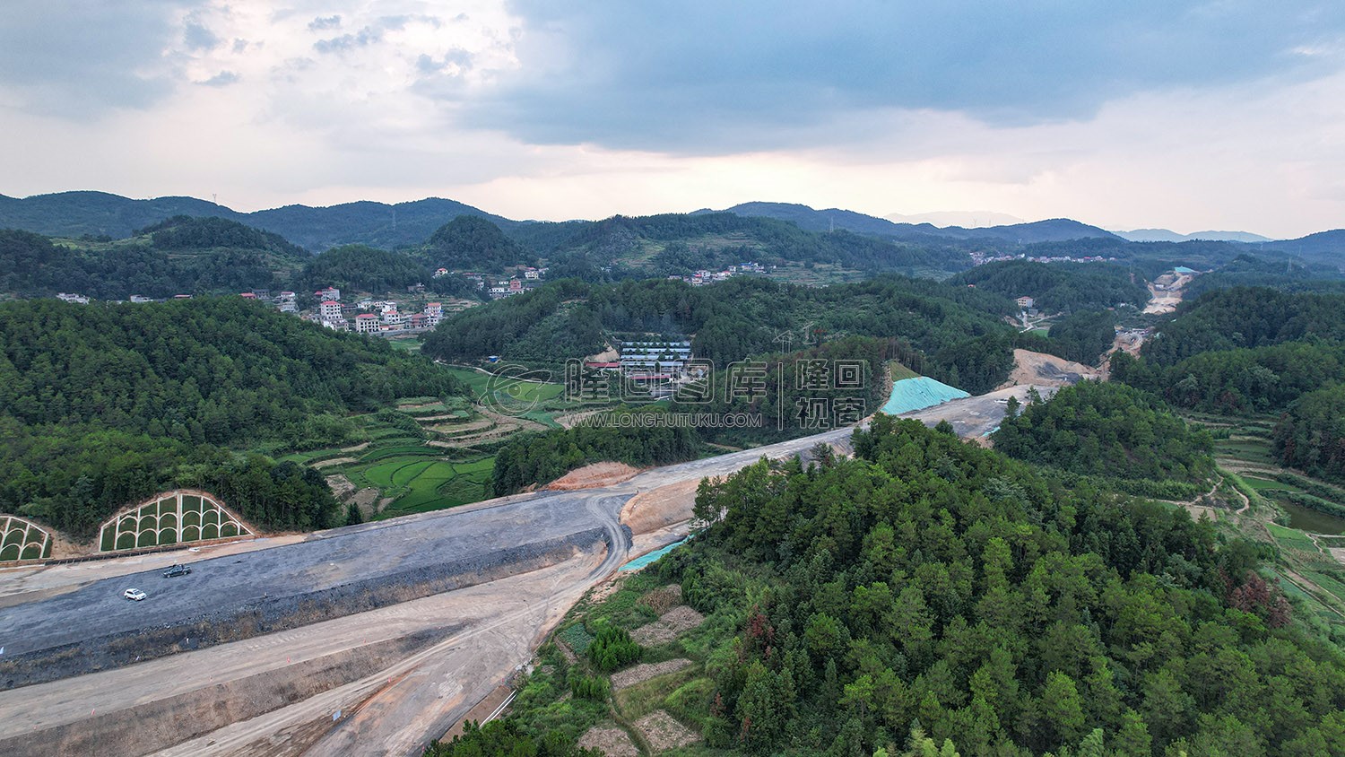屋主塘枢纽，山体开挖完成