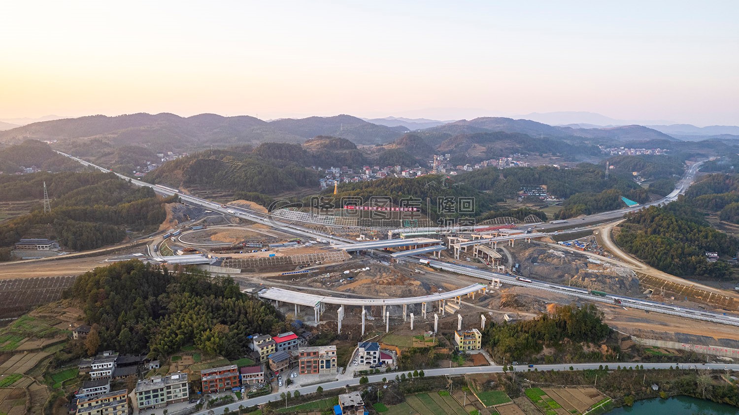 屋主塘枢纽，部分跨沪昆桥梁已经完成