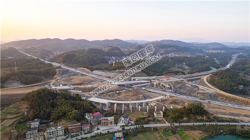 屋主塘枢纽，部分跨沪昆桥梁已经完成