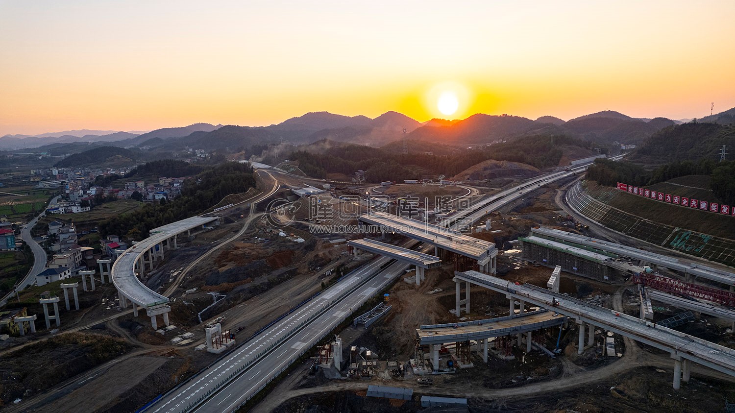 很多桥梁已经成型