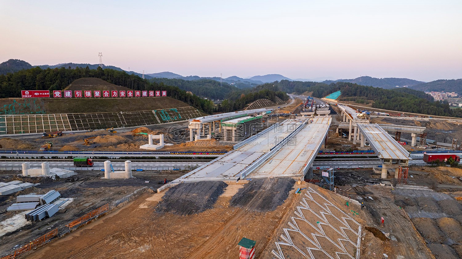 横跨沪昆高速桥梁