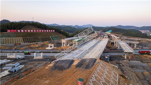 横跨沪昆高速桥梁