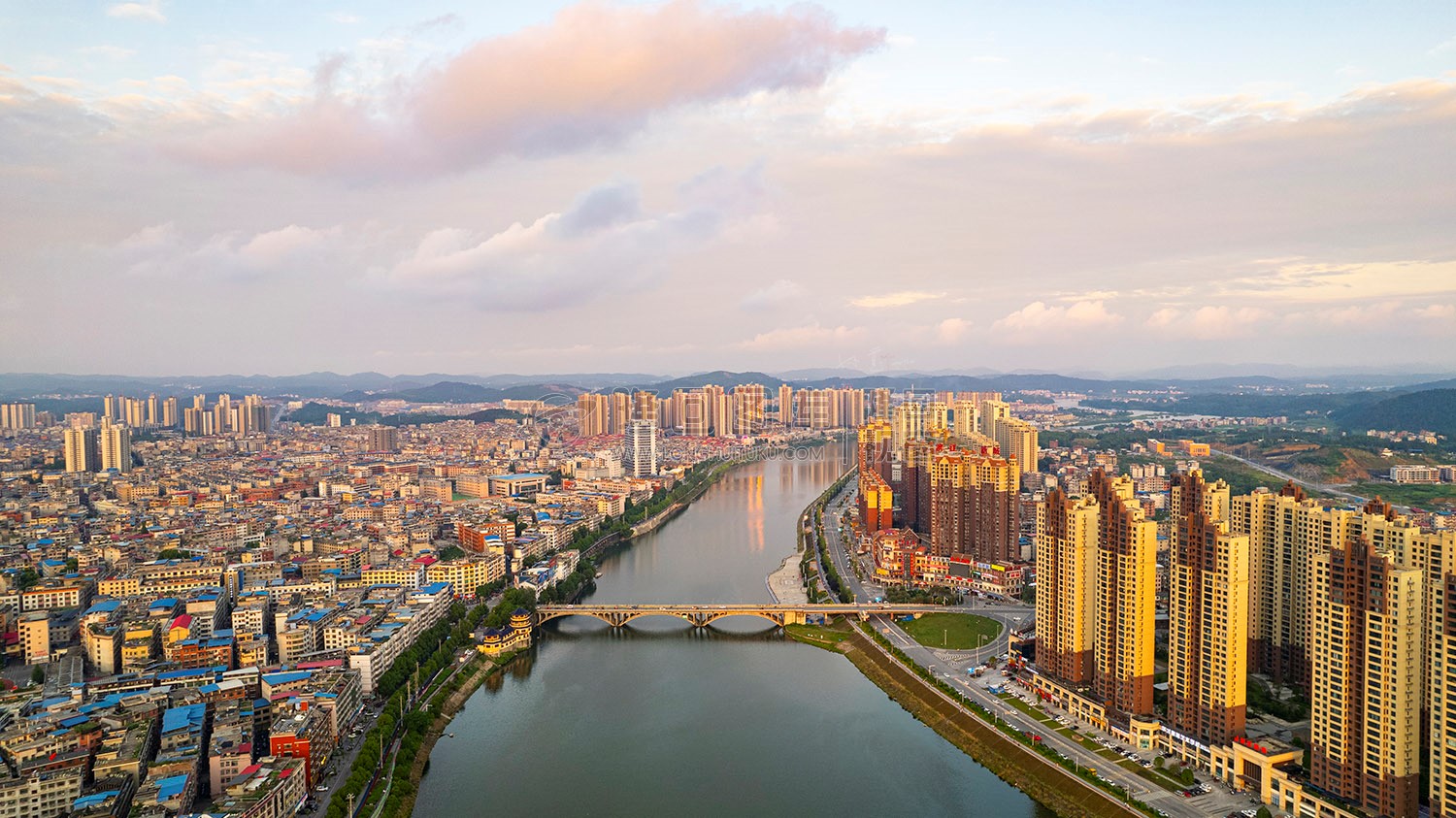 隆回县城赧水河岸风光